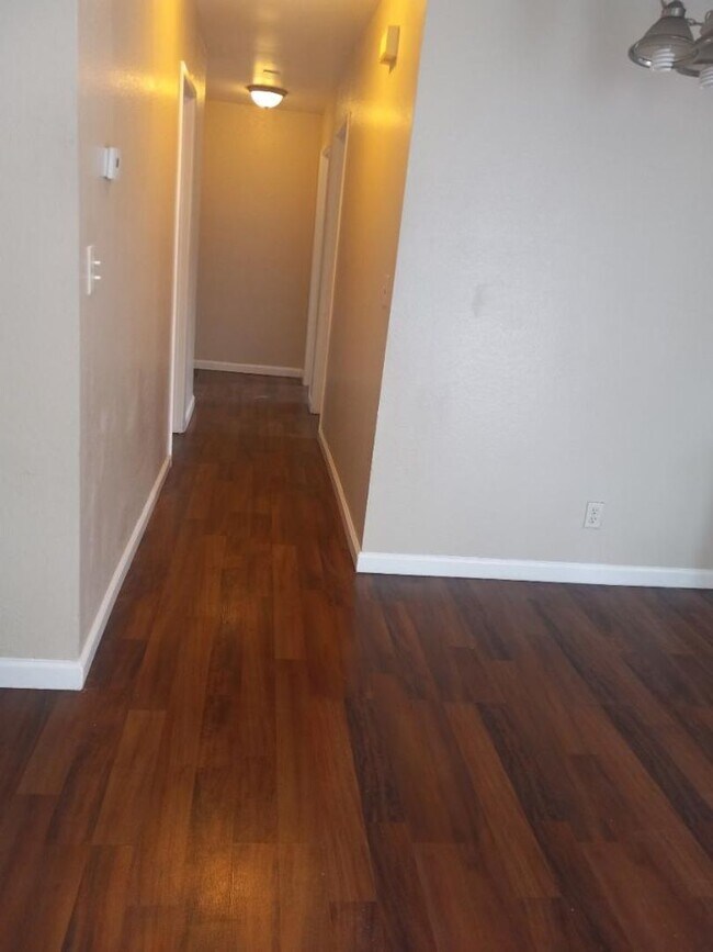 Building Photo - Move in Special ** $500 off 1st month's rent