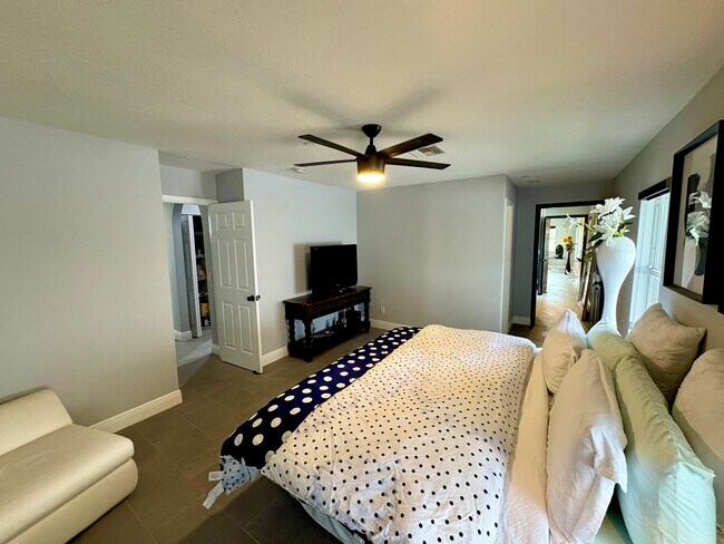 Building Photo - Spacious updated 4/2/2 Home Centrally Located in PSL!