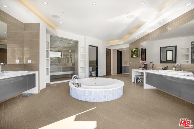Building Photo - 2501 Zorada Dr