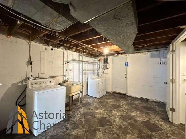 Building Photo - 3 Bedroom Home with Finished Basement, Parking, and Fenced Yard