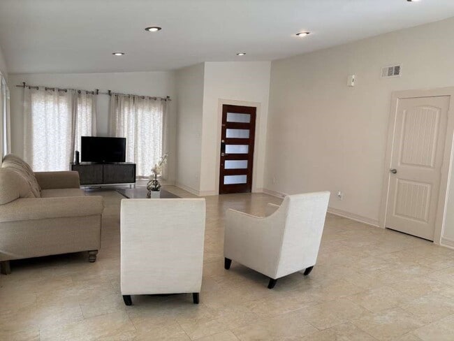 Building Photo - 4711 Imogene St