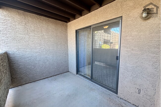 Building Photo - 2Bed/2Bath Apartment at 52nd St/Oak St! Ready for Immediate Move-In – GROUND FLOOR UNIT!