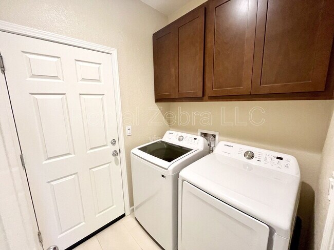 Building Photo - 482 Glendon Pl