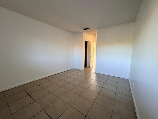 Building Photo - 600 S Luna Ct