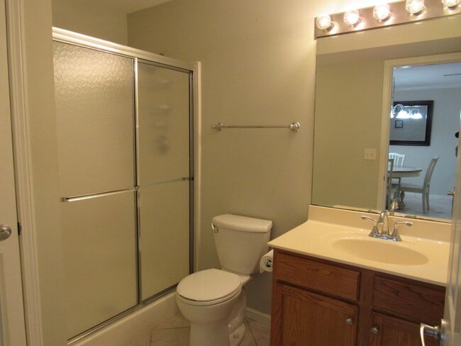 Building Photo - Lakefront 2 bedroom Condo For Rent