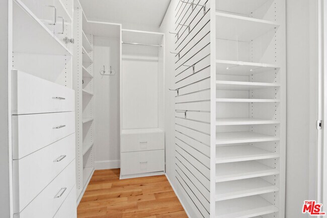 Building Photo - 339 N Oakhurst Dr