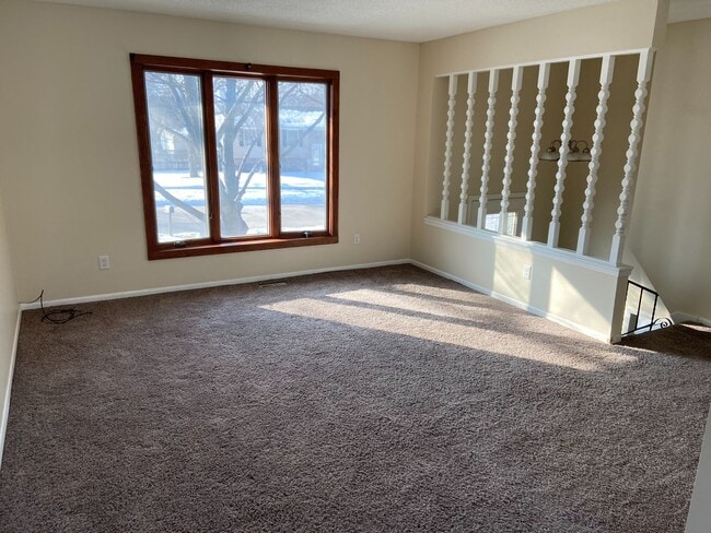 Building Photo - 4 Bedroom Home