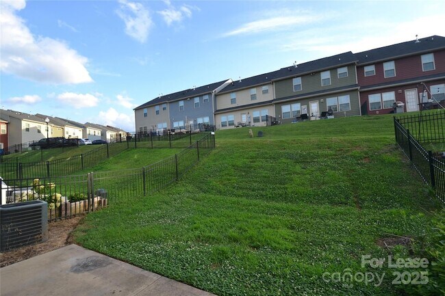 Building Photo - 1606 Fleetwood Dr