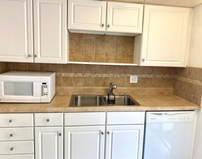 Building Photo - 1407 NE 56th St