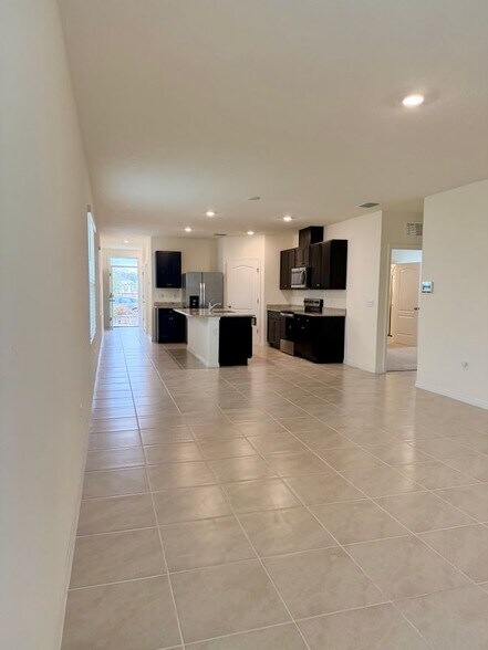 Building Photo - 824 Horsetail Dr