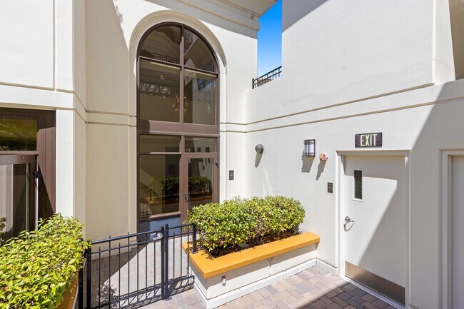Building Photo - Stunning Marina District 2 Bedroom + a Lof...