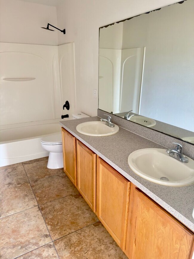 Building Photo - Call Ed for showings (352) 217-0284