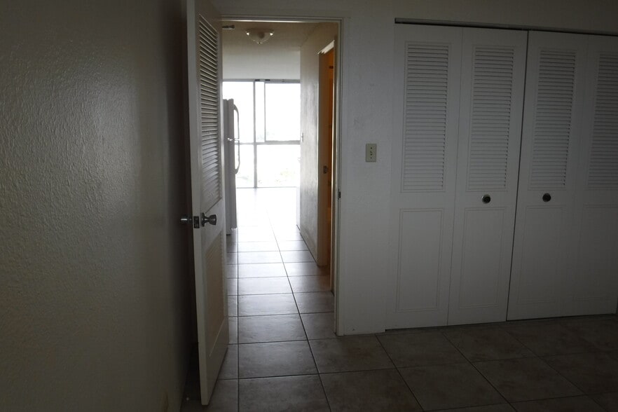 Building Photo - 2211 Ala Wai Blvd