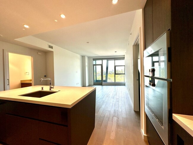 Building Photo - 1Bd/1.5Ba Bellevue Condo