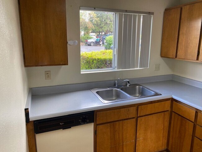 Building Photo - East Medford - 3 bed 1.5 bathroom 2 story duplex