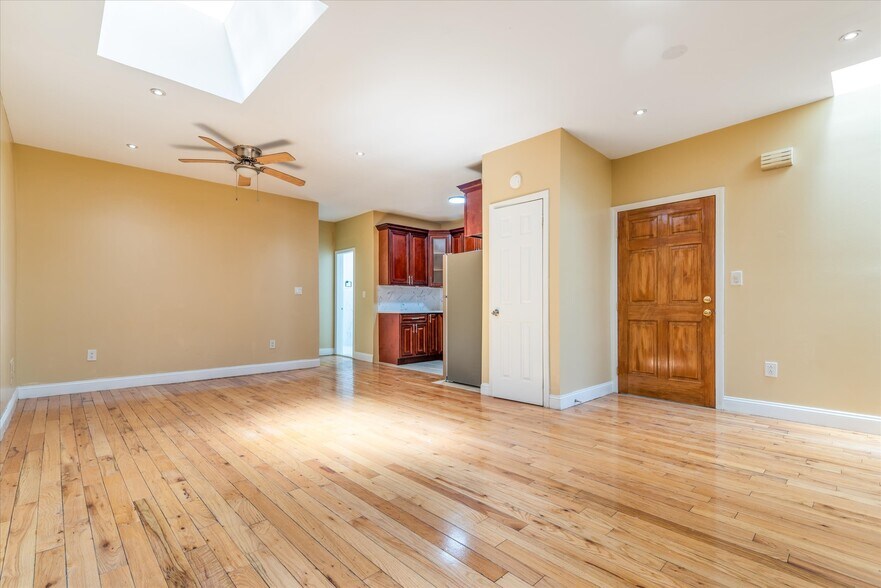 Building Photo - 554 E 34th St