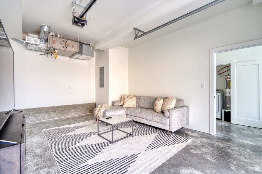 Building Photo - 516 NE 56th Ave