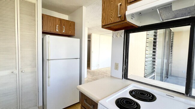 Building Photo - AVAILABLE NOW - SPACIOUS 2BD/1BA WITH 1 COVERED SECURED PARKING!