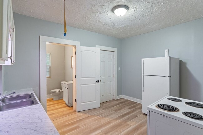 Building Photo - Updated and Move-In Ready 3-Bedroom Home