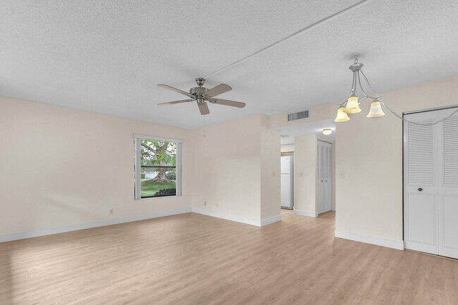 Building Photo - 91 SW South River Dr