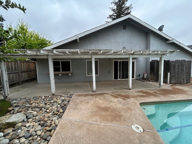 Building Photo - SW 3 Bedroom 2 Bath home with Pool. Yard Care Included.
