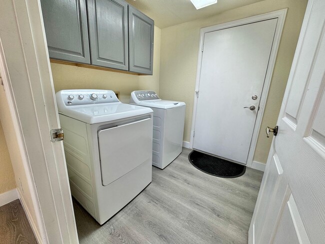 Building Photo - GORGEOUS 2 STORY SPACIOUS 4 BEDROOM HOUSE ...