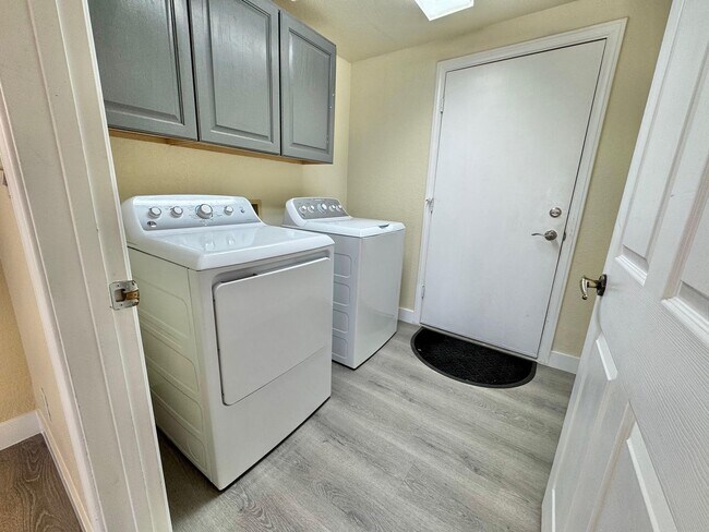 Building Photo - LAKEFRONT - 2 STORY SPACIOUS 4 BEDROOM HOU...