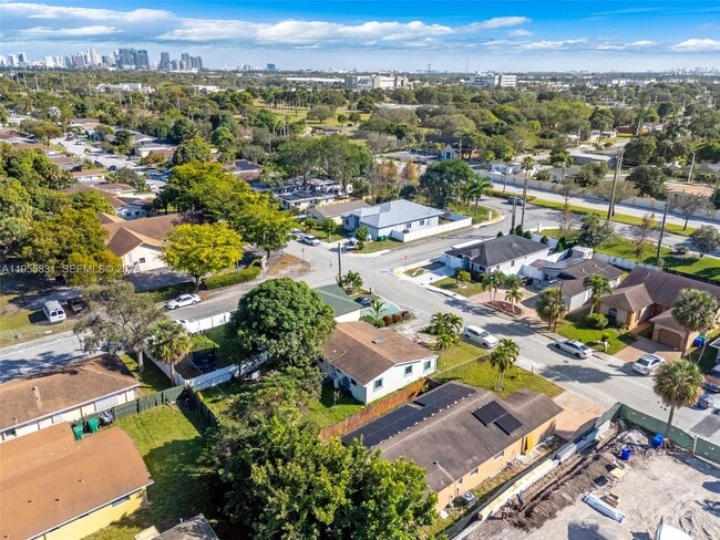 Building Photo - 2921 NW 6th Ct