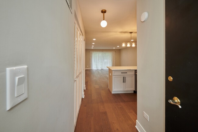 Building Photo - 7074 N Ridge Blvd
