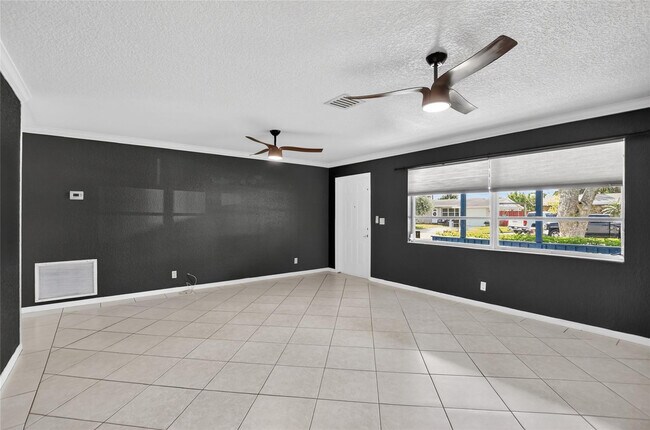 Building Photo - 111 SE 14th Pl