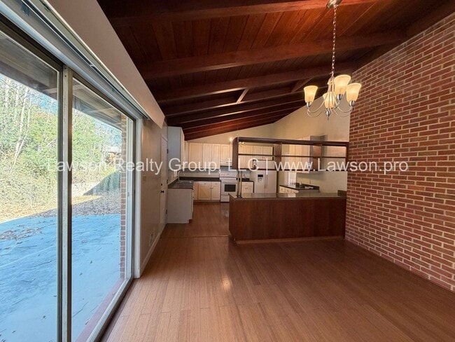 Building Photo - Beautiful Mid Century Modern Grandin Road Home