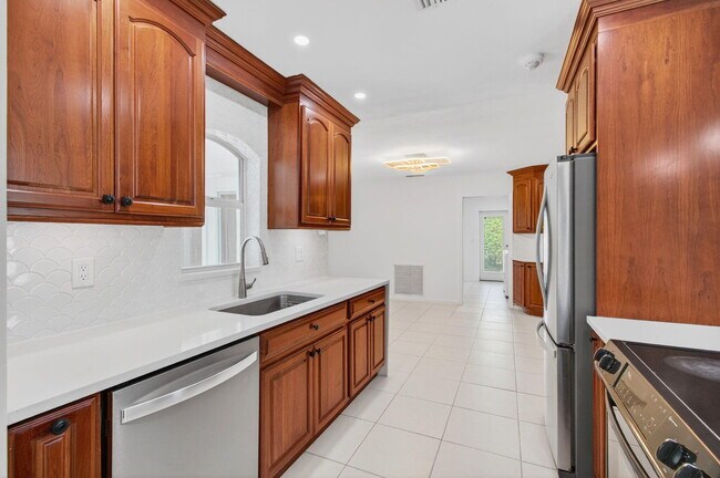 Building Photo - 699 NW 16th Ave