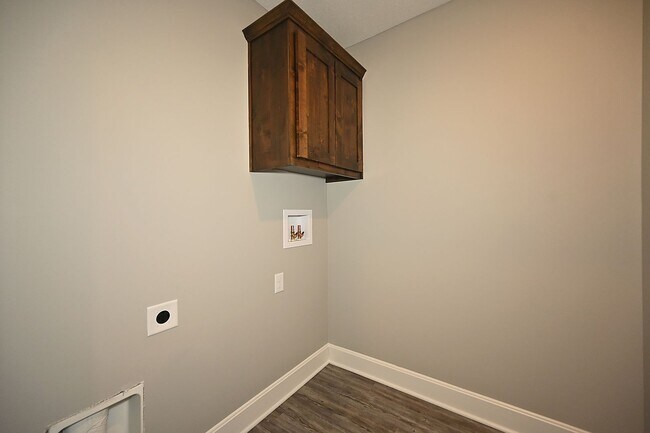 Building Photo - Nice 3 Bedroom, 2.5 bath with 2 car garage...