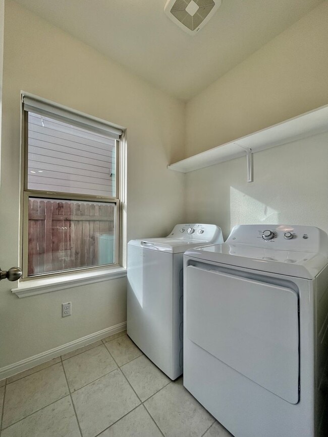 Building Photo - Blanco Vista Charmer