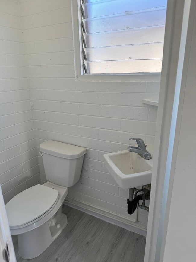 Building Photo - Maunawai Apts