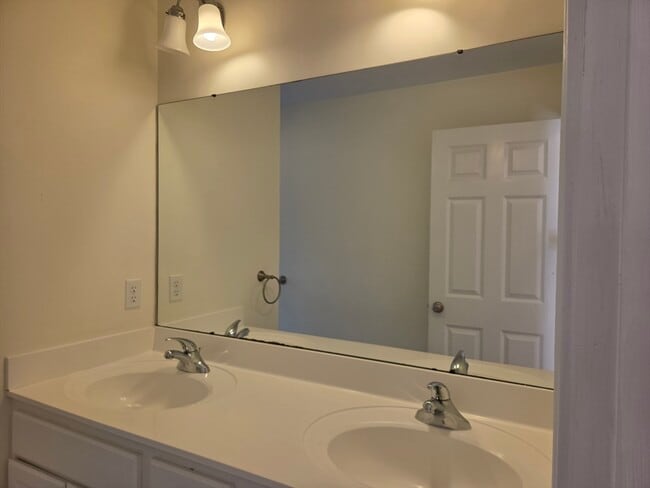 Building Photo - 70 River St