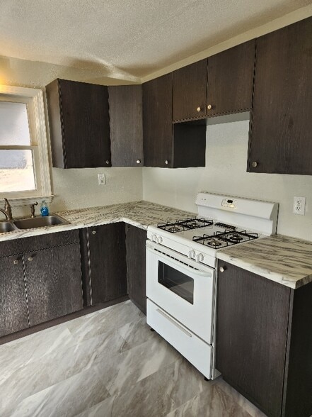 Building Photo - 300 Nipper St