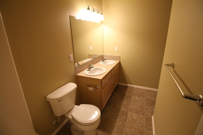 Building Photo - SOUTH SALEM Condo 3 Bedroom 3 Bath - $500 OFF YOUR MOVE IN