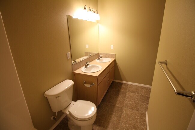 Building Photo - SOUTH SALEM Condo 3 Bedroom 3 Bath - Ask About Our Move in Special