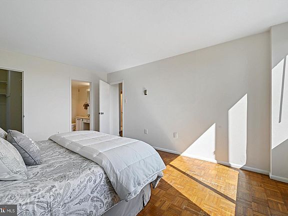 Primary Photo - Spacious, light-filled 2 BR, 2 Ba corner u...