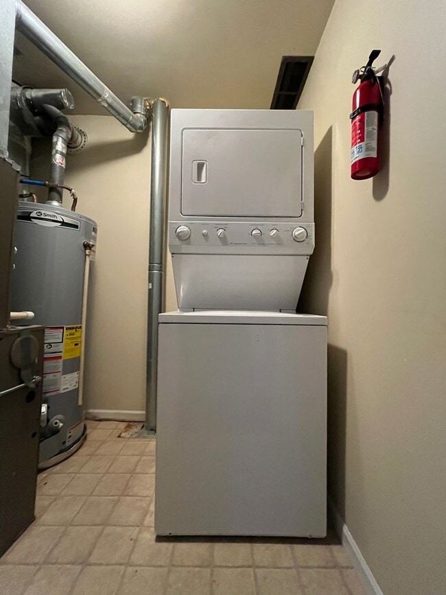 Building Photo - Check out this spacious 2 Bed/1.5 Bath