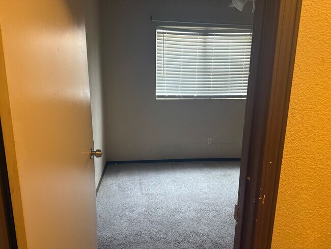 Building Photo - 3 Bd-2bth Move in Ready!!