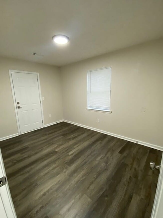 Building Photo - Quiet Living in the country.