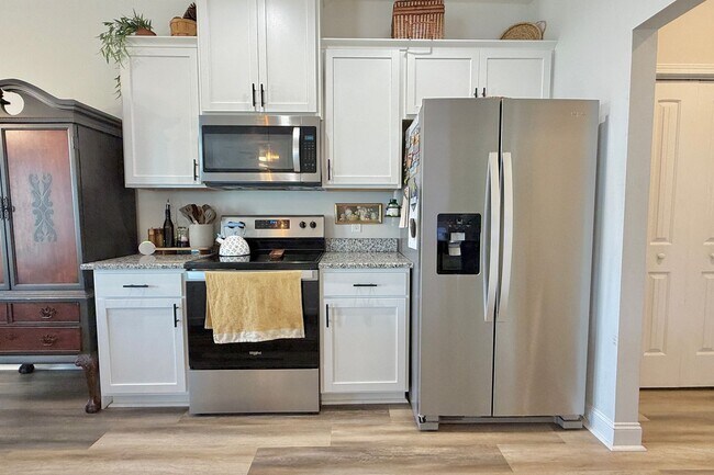 Building Photo - AVAILABLE EARLY MAY 2026! (Pet Friendly)