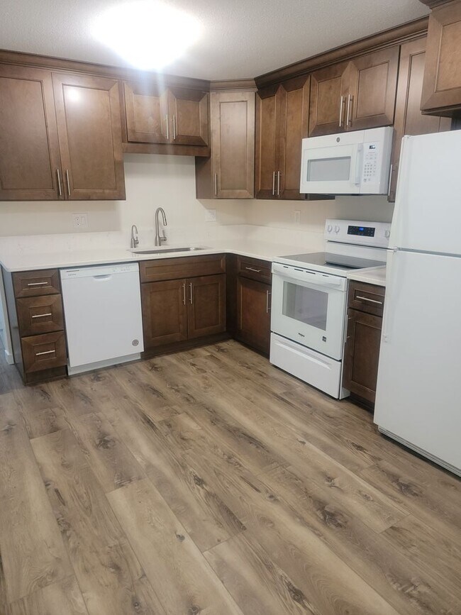 Building Photo - University Place Ground Floor Apartment Home, Newly refurbished "Somerset Place"  2 Bedroom, 1 1/...