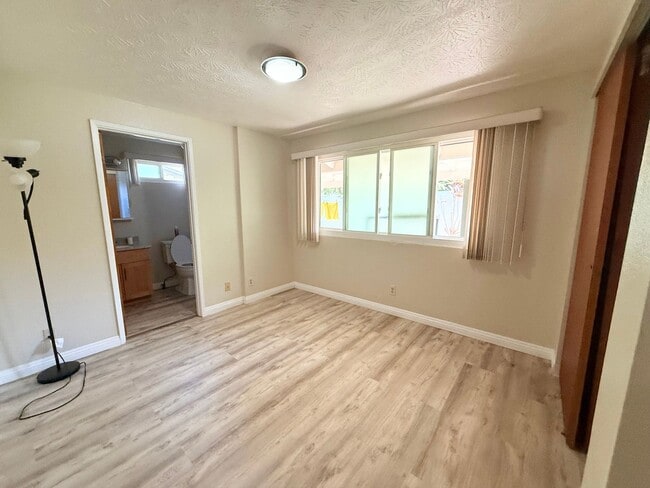 Building Photo - Duplex- Back House, Available Now in Salt ...