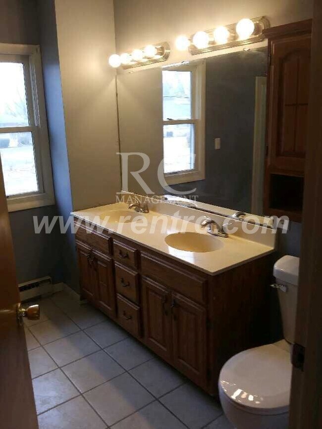 Building Photo - 905 Sprague-