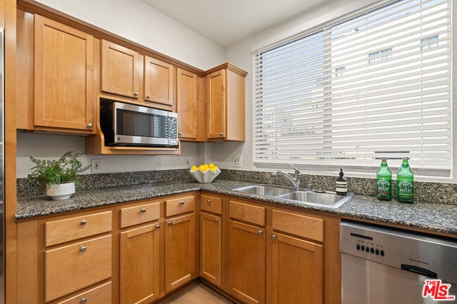 Building Photo - 1222 S Westgate Ave