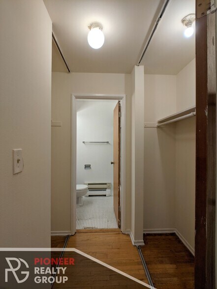 Building Photo - 665 W Wrightwood Ave
