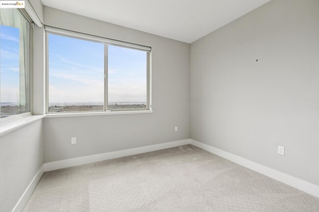 Building Photo - 6733 Skyview Dr